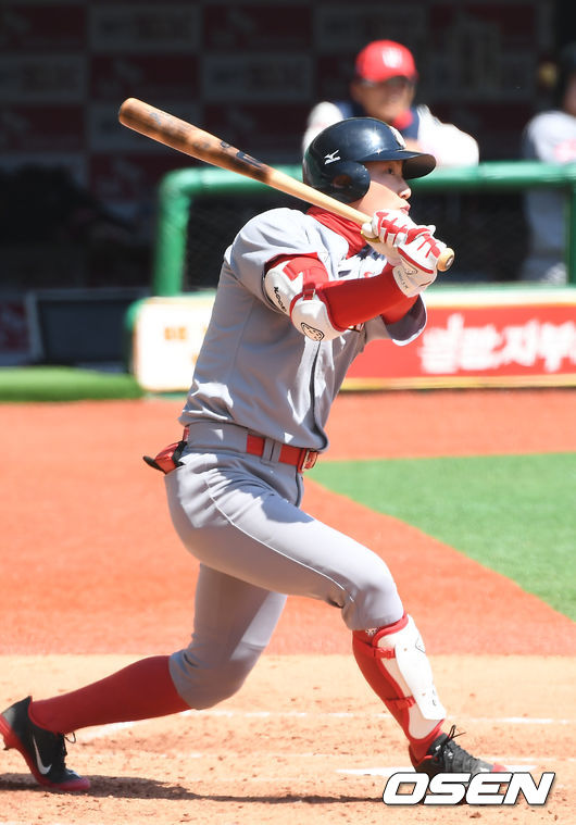 SK 와이번스가 5일 오후 인천 SK행복드림구장에서 청백전을 가졌다. 2회초 2사 만루 퓨처스팀 최지훈이 3타점 적시타를 때려내고 있다. /youngrae@osen.co.kr