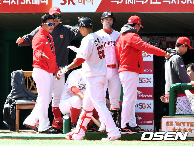 4회말 SK 한동민이 선제 우월 솔로포를 날리고 더그아웃에서 정의윤 등 동료들과 인사를 나누고 있다. / dreamer@osen.co.kr