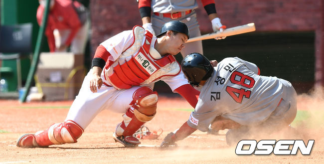 5회초 2사 만루 상황 SK 정진기 타석 때 홈으로 쇄도한 3루 주자 김성민을 포수 이홍구가 태그 아웃 시키고 있다. / dreamer@osen.co.kr