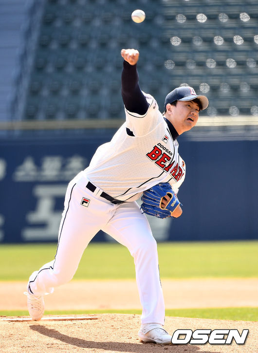 두산 백팀 선발 이영하가 힘차게 공을 뿌리고 있다. /dreamer@osen.co.kr