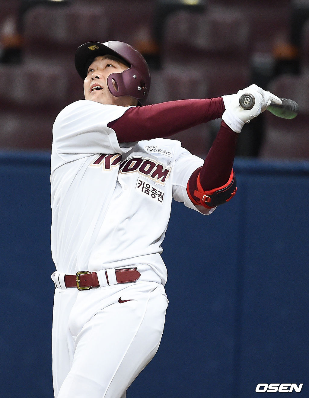 6회말 전병우가 외야플라이를 날리고 있다. /  soul1014@osen.co.kr