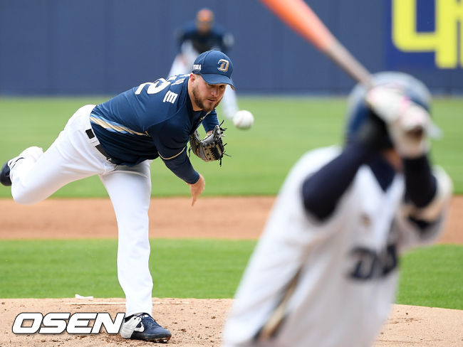NC 백팀 선발 루친스키가 마운드 위에서 힘차게 공을 뿌리고 있다./rumi@osen.co.kr