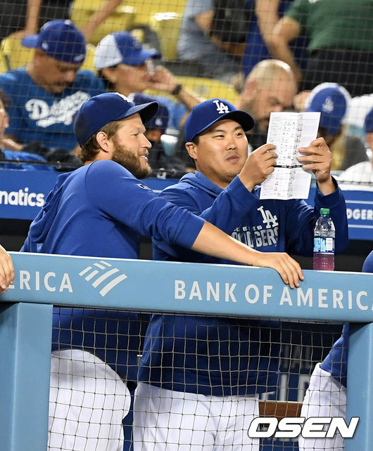 8회초 다저스 커쇼와 류현진이 더그아웃에서 분석표를 살피며 이야기 나누고 있다. /jpnews@osen.co.kr