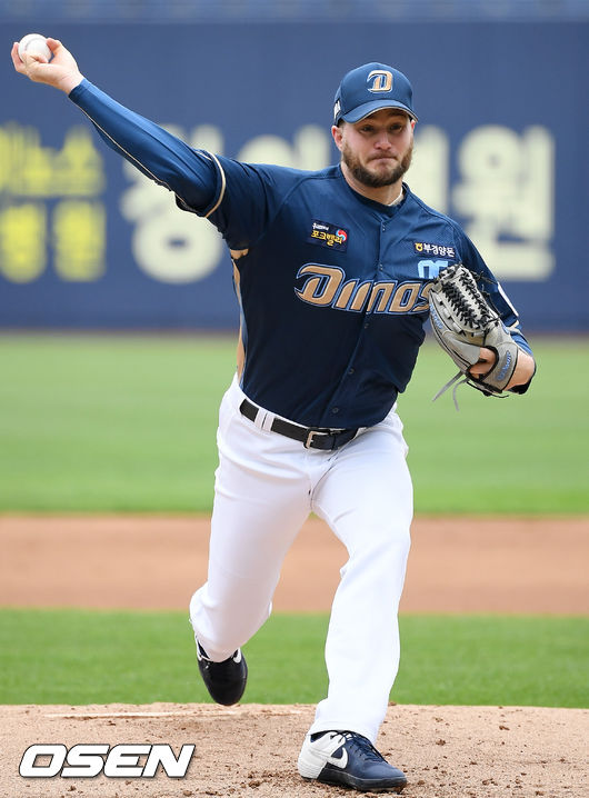 NC 청팀 선발 라이트가 마운드 위에서 힘차게 공을 뿌리고 있다./rumi@osen.co.kr
