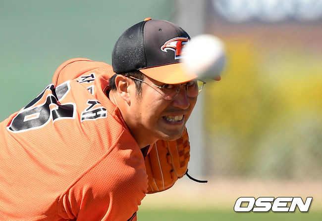 25일(한국시간) 미국 애리조나주 메사 레드마운틴 베이스볼 콤플렉스에 스프링캠프를 차린 한화 이글스. 장민재가 자체 홍백전에서 역투하고 있다. /jpnews@osen.co.kr