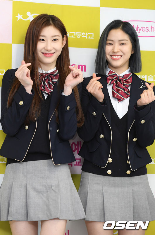 7일 오전 서울 송파구 한림연예예술고등학교에서 졸업식에 앞서 포토월 행사가 열렸다.그룹 ITZY(있지) 채령, 류진이 포즈를 취하고 있다. /cej@osen.co.kr
