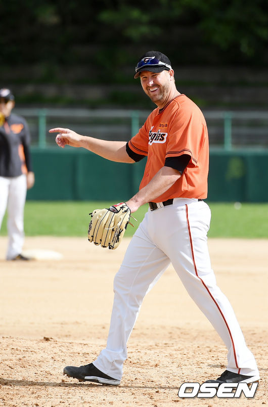 4일 일본 오키나와 고친다 구장에서 한화 이글스와 SK 와이번스의 연습경기가 열릴 예정인 가운데 한화 서폴드가 수비훈련을 하며 미소짓고 있다./rumi@osen.co.kr