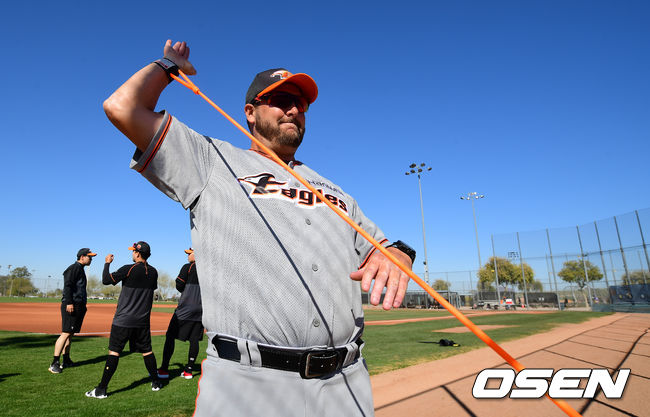 한화 서폴드가 불펜 투구에 앞서 튜빙 훈련을 하고 있다. /jpnews@osen.co.kr