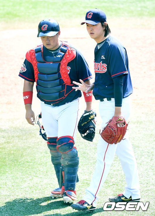 3일 오후 경상남도 김해 상동구장에서 롯데 자이언츠의 자체 청백전 경기가 열렸다.6회말 마운드에 올라 경기를 마무리지은 롯데 투수 김원중과 포수 김준태가 대화를 나누고 있다. / dreamer@osen.co.kr