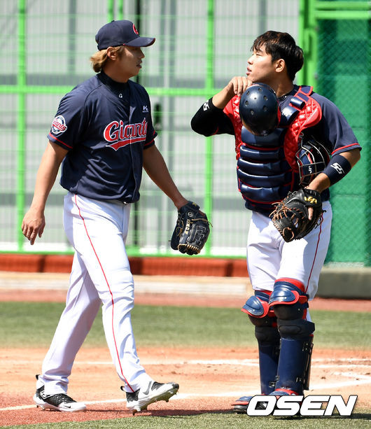 3일 오후 경상남도 김해 상동구장에서 롯데 자이언츠의 자체 청백전 경기가 열렸다.1회 투구를 마친 롯데 김대우와 포수 지성준이 더그아웃으로 향하며 대화를 나누고 있다. / dreamer@osen.co.kr