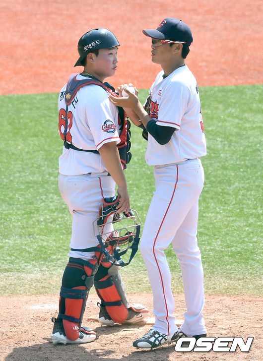 3일 오후 경상남도 김해 상동구장에서 롯데 자이언츠의 자체 청백전 경기가 열렸다.3회초 연이은 실점에 롯데 투수 박세웅과 포수 정보근이 마운드에서 대화를 나누고 있다. / dreamer@osen.co.kr