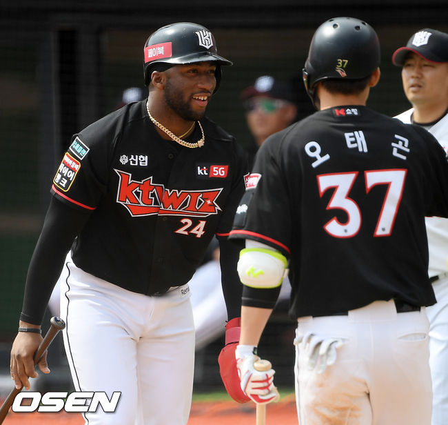 4회초 1사 주자 1,3루 청팀 김병희가 2타점 적시타때 홈을 밟은 로하스가 환하게 웃고 있다. /rumi@osen.co.kr