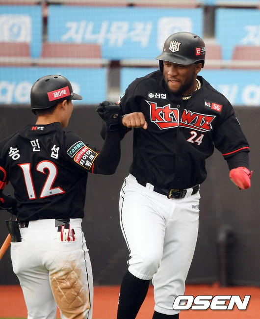 3회초 1사 주자 2,3루 KT 청팀 천성호의 1타점 적시타때 홈을 밟은 로하스가 덕아웃 앞에서 송민섭과 기뻐하고 있다. /rumi@osen.co.kr