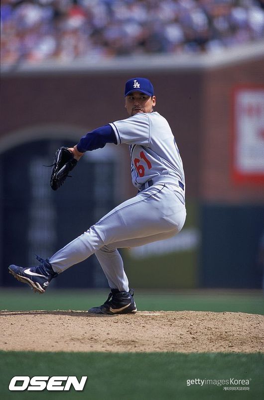 [사진] 지난 2000년 4월12일(한국시간) 퍼시픽벨파크에서 투구하는 박찬호 /ⓒGettyimages(무단전재 및 재배포 금지)