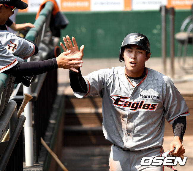 1회초 한화 이성열의 선제 1타점 적시타 때 득점을 올린 장진혁이 더그아웃 동료들과 인사를 나누고 있다. / dreamer@osen.co.kr