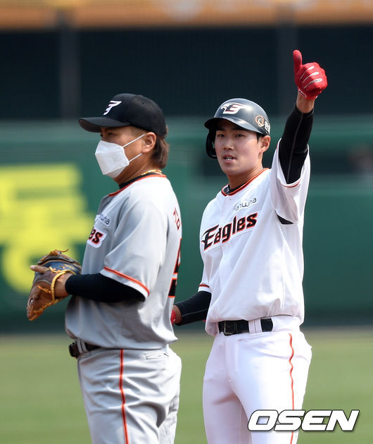 3회말 1사 1루에서 백팀 장진혁이 적시 2루타를 치고 세리머니를 펼치고 있다. /sunday@osen.co.kr