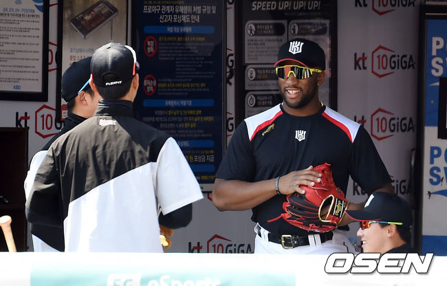 로하스가 동료들과 장난치고 있다.  /  soul1014@osen.co.kr