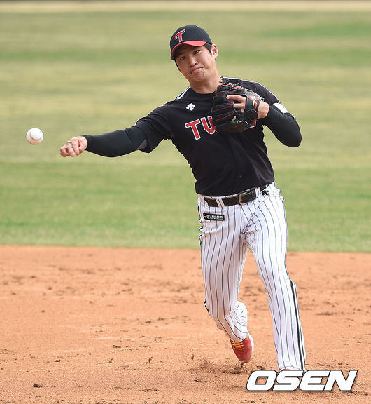 2회말 박재욱의 내야땅볼 타구를 오지환 유격수가 1루로 송구하고 있다. /  soul1014@osen.co.kr