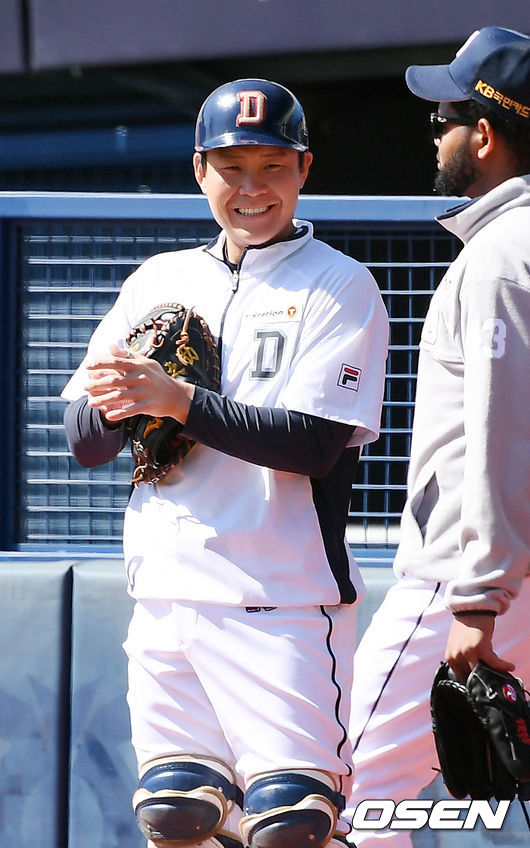 두산 박세혁이 알칸타라와 이야기하며 환하게 미소짓고 있다./ rumi@osen.co.kr