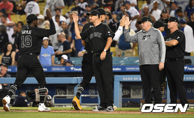 승리를 거둔 양키스 애런 분 감독과 디디 그레고리우스가 인사를 나누고 있다. /dreamer@osen.co.kr