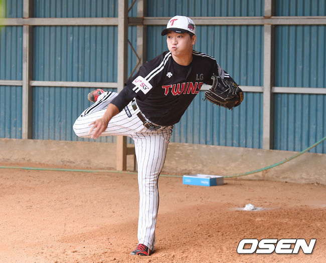 LG 트윈스가 27일 일본 오키나와 구시가와구장에서 2차 전지훈련을 진행했다.고우석이 불펜 피칭을 하고 있다. /youngrae@osen.co.kr