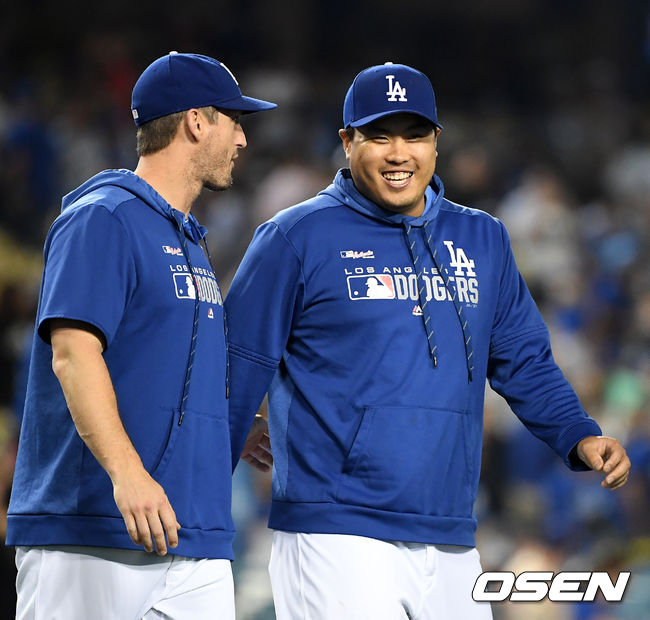 LA 다저스가 6일(한국시간) 미국 로스앤젤레스의 다저스타디움에서 열린 세인트루이스 카디널스와의 홈 경기에서 8-0으로 승리했다. 전반기 원정 맞대결에서 당한 4연전 스윕패의 아픔을 조금 달랬다. 오클랜드 원정 2연패를 당한 세인트루이스는 3연패에 빠졌다. 류현진의 부상자 명단 등재로 이날 임시 선발 기회를 잡은 신인 투수 곤솔린은 6이닝 동안 단 2안타만 허용하고 7탈삼진 무실점 호투로 메이저리그 데뷔 첫 승을 기록했다. 경기를 마치고 다저스 류현진이 세들러와 승리를 기뻐하고 있다./jpnews@osen.co.kr