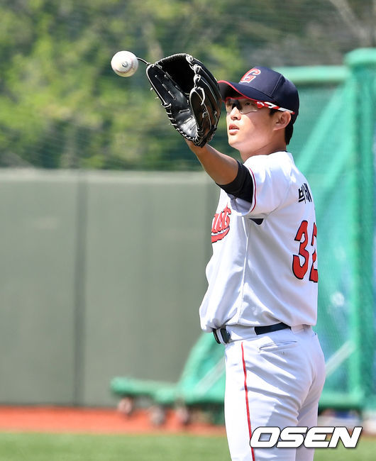 롯데 선발 박세웅이 투구를 앞두고 야수들에게 공을 건네받고 있다. / dreamer@osen.co.kr