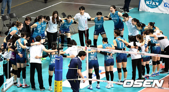 경기 시작을 앞두고 GS칼텍스 차상현 감독을 비롯한 코칭스태프와 선수들이 둥글게 모여 파이팅을 하고 있다. /dreamer@osen.co.kr