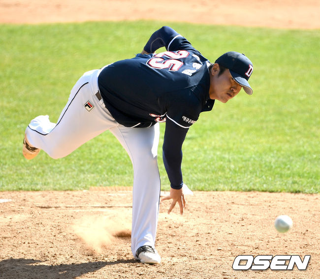 7회초 마운드에 오른 두산 투수 이동원이 힘차게 공을 뿌리고 있다. /dreamer@osen.co.kr