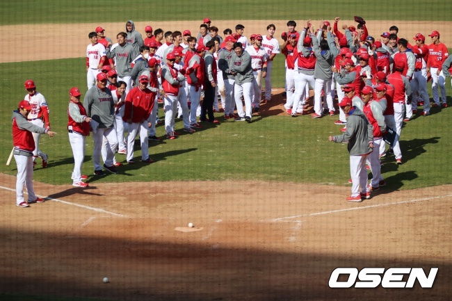 스코어가 6-6 무승부로 끝나자 공 굴리기 게임으로 승부를 가렸다. 레드 팀의 승리./KIA타이거즈 제공