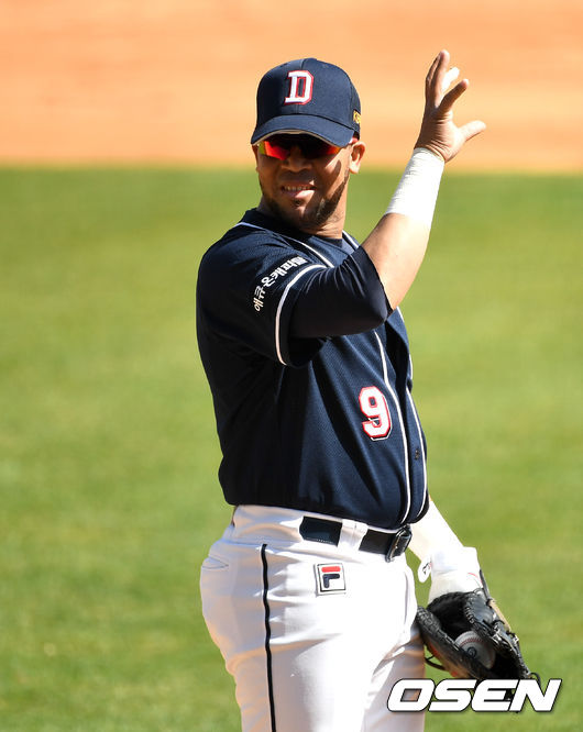 두산 1루수 페르난데스가 수비에 나서며 더그아웃을 향해 제스처를 보내고 있다. /dreamer@osen.co.kr