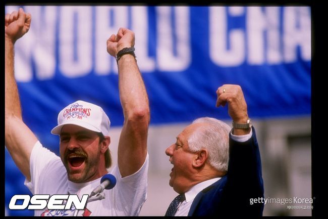[사진] 커크 깁슨(왼쪽), 토니 라루사. ⓒGettyimages(무단전재 및 재배포 금지)