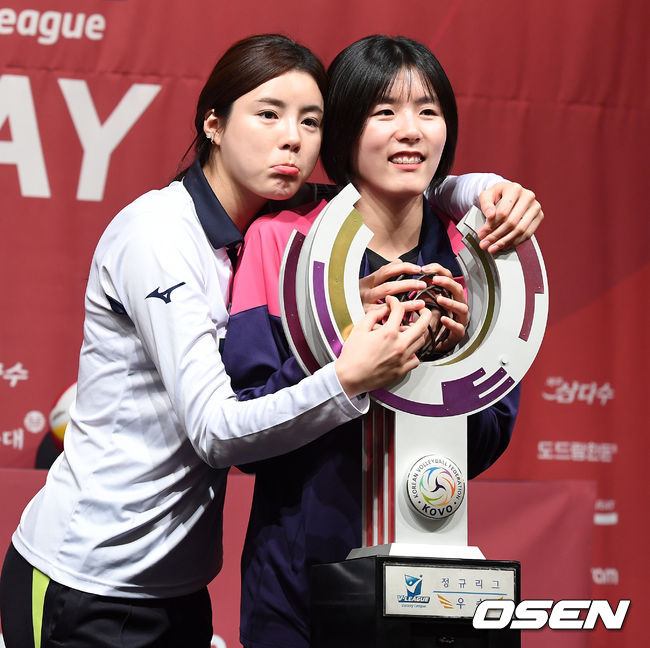 17일 오후 서울 강남구 리베라 호텔에서 ‘도드람 2019-2020 V-리그 여자부 미디어데이’가 열렸다.이다영, 이재영 자매가 포토타임을 갖고 있다. /sunday@osen.co.kr