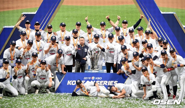 2019년 두산 베어스는 ‘미라클두’였다. 두산은 26일 서울 고척스카에돔에서 열린 ‘2019 신한은행 MY CAR KBO리그 포스트시즌’ 키움 히어로즈와의 한국시리즈에서 11-9로 짜릿한 역전 승리를 거뒀다. 두산은 4연승으로 한국시리즈 우승에 성공했다. 두산 선수단이 우승 기념 촬영을 하고 있다. /jpnews@osen.co.kr