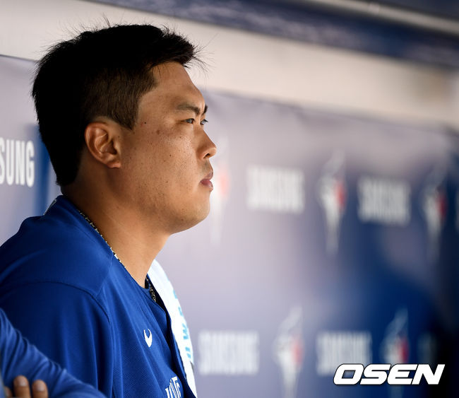 1회말 토론토 공격 때 선발 류현진이 그라운드를 바라보고 있다. / dreamer@osen.co.kr