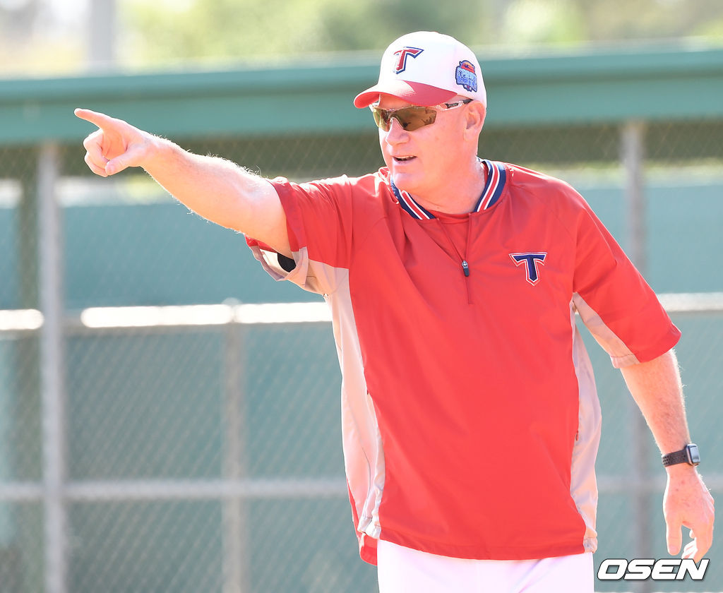 KIA 맷 윌리엄스 감독이 선수들에게 사인을 보내고 있다. / dreamer@osen.co.kr