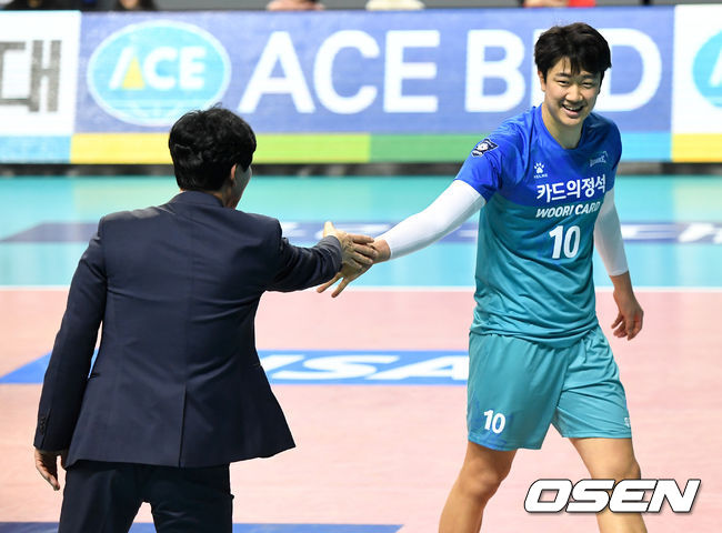 4세트, 우리카드 나경복이 서브 에이스를 성공시킨 뒤 신영철 감독과 인사를 나누고 있다. /dreamer@osen.co.kr