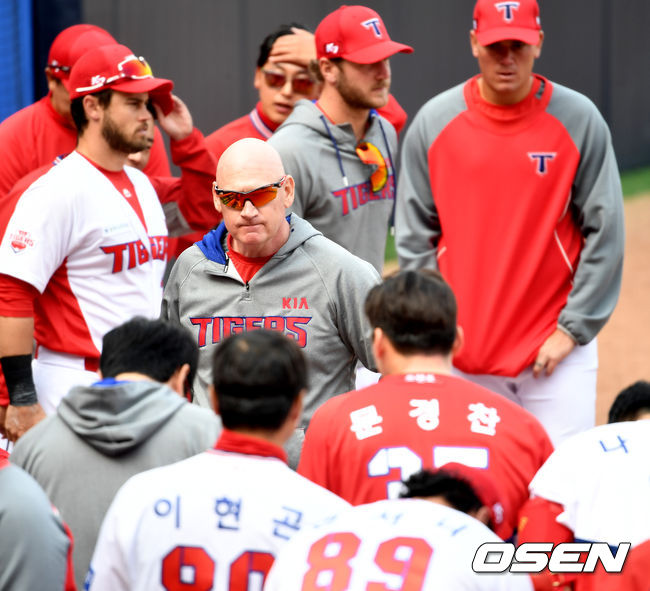 OSEN=광주, 최규한 기자] KIA 타이거즈의 자체 연습경기가 종료 후 윌리엄스 감독과 선수들이 인사를 나누고 있다. /dreamer@osen.co.kr