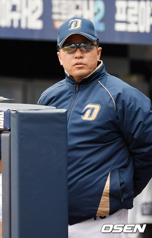 10일 오후 오후 경상남도 창원NC파크에서 NC 다이노스가 자체 청백전을 가졌다.NC 이동욱 감독이 덕아웃에서 경기를 주시하고 있다./rumi@osen.co.kr