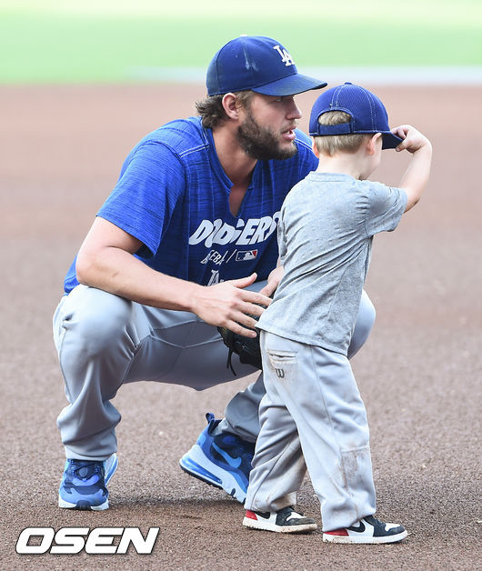 경기에 앞서 다저스 커쇼가 그라운드에서 아들과 즐거운 시간을 보내고 있다. /soul1014@osen.co.kr