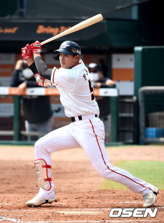 7일 오후 대전 한화생명이글스파크에서 한화 이글스의 자체 청백전 경기가 열렸다.3회말 1사 1루 상황 백팀 장지혁이 1타점 2루타를 쳐내고 있다. /cej@osen.co.kr