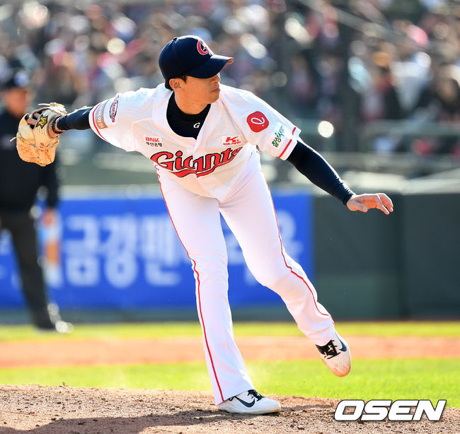 24일 오후 부산 사직야구장에서 ‘2019년 신한은행 마이카 KBO리그’ 롯데 자이언츠와 키움 히어로즈의 경기가 열렸다.7회말 롯데 고효준이 역투하고 있다./sunday@osen.co.kr