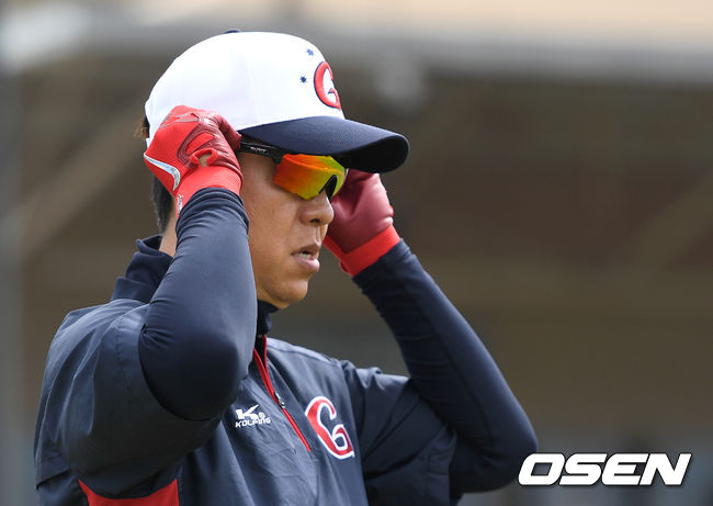 롯데 허문회 감독이 선수들을 바라보고 있다. /sunday@osen.co.kr