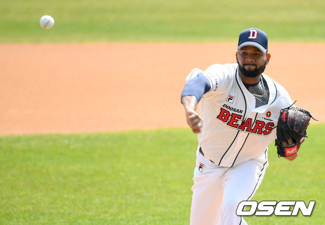 선발 알칸타라가 역투하고 있다. /ksl0919@osen.co.kr