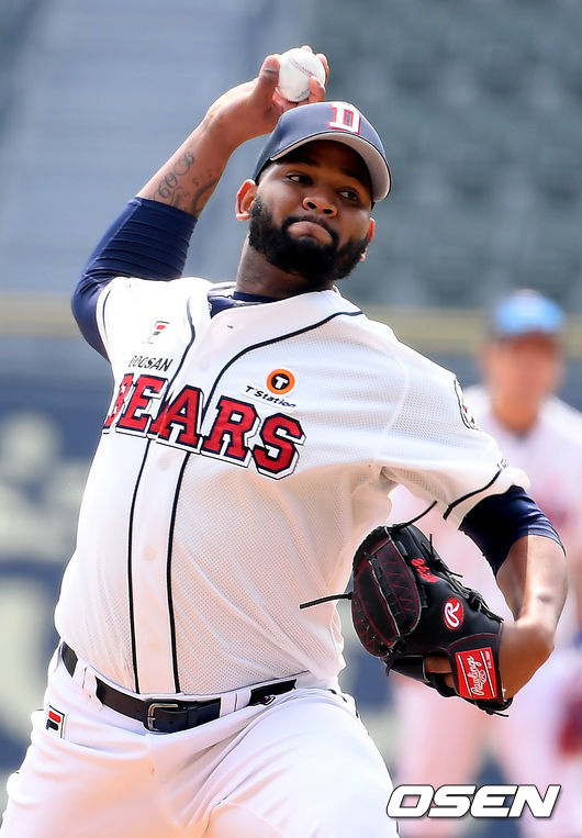 1회초 백팀 선발투수 알칸타라가 역투하고 있다. /cej@osen.co.kr