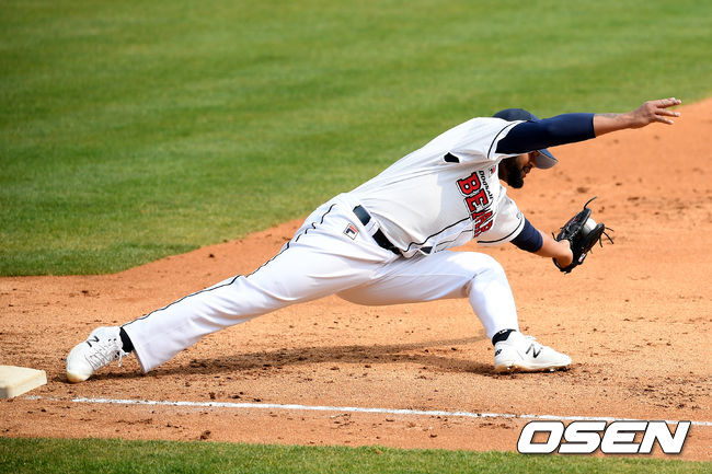 4회초 2사 주자없는 상황. 청팀 페르난데스의 땅볼 타구 때 백팀 알칸타라가 1루에서 공을 잡고 있다. 결과는 세이프. /cej@osen.co.kr
