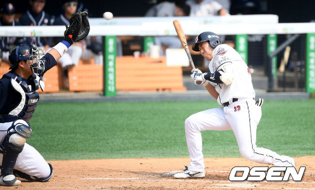 15일 오후 서울 송파구 잠실야구장에서 두산 베어스가 자체 청백전을 진행했다.3회말 2사 주자없는 상황 백팀 허경민이 청팀 이영하의 볼을 피하고 있다. /cej@osen.co.kr