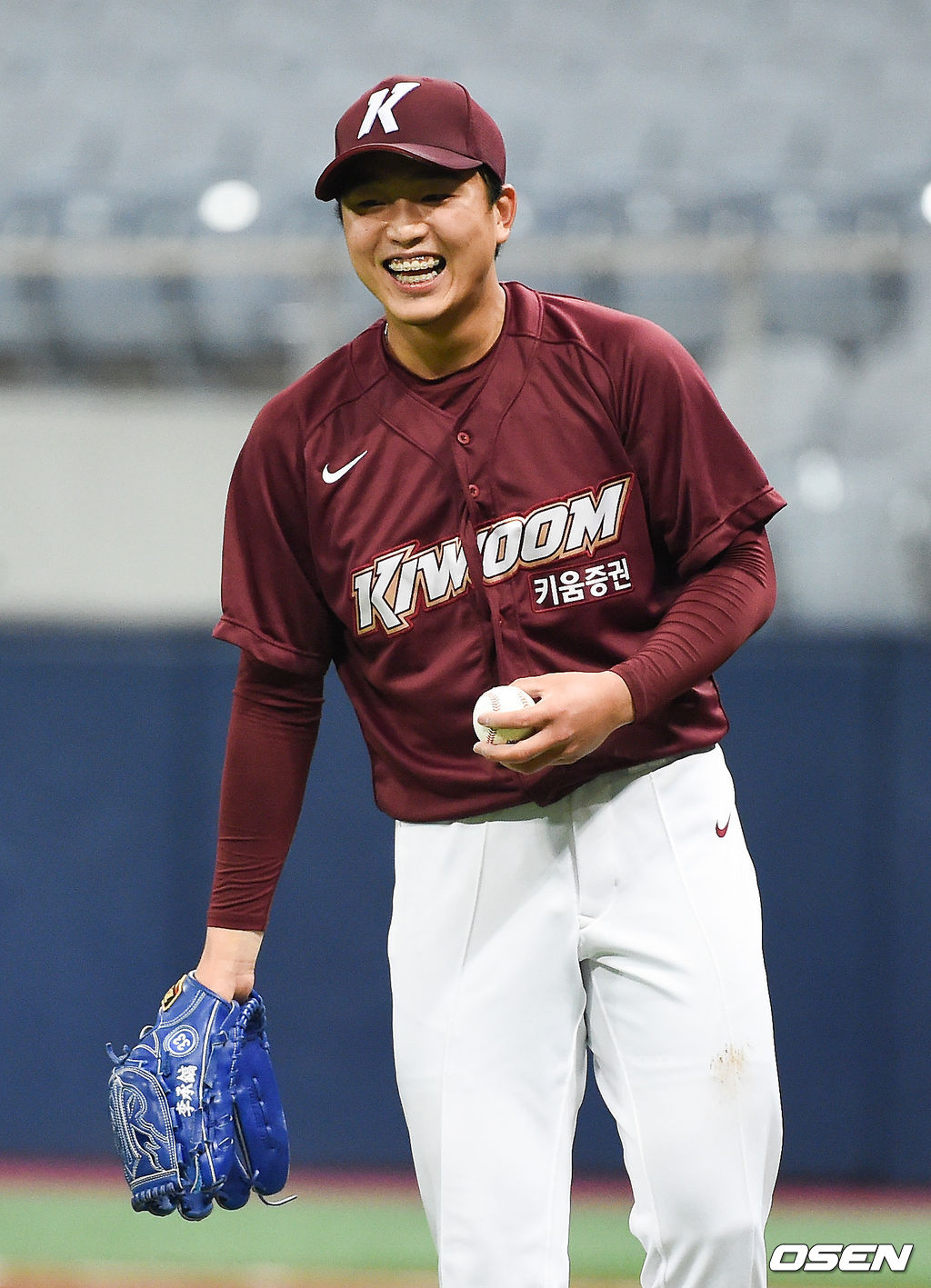 선발투수 이승호가 주성원 타구를 놓친 3루수 박병호를 보며 미소 짓고 있다. /  soul1014@osen.co.kr