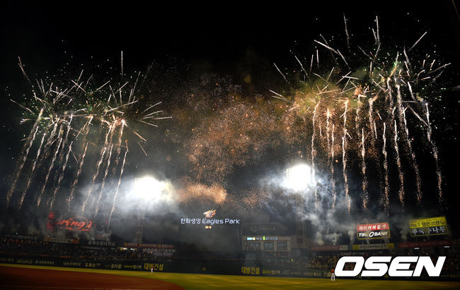 지난해 한화 홈 개막전 클리닝 타임 때 불꽃 놀이 이벤트가 진행됐다. / youngrae@osen.co.kr