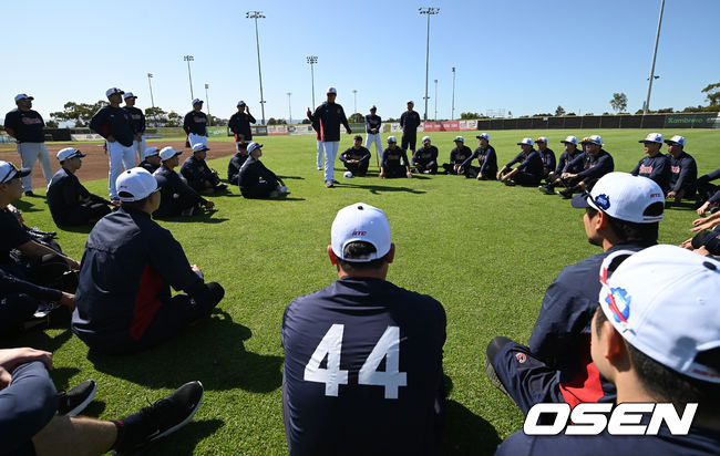 롯데 자이언츠의 2020 스프링캠프가 6일 호주 애들레이드 웨스트 비치 파크에서 진행됐다.훈련에 앞서 롯데 허문회 감독이 선수들과 미팅을 갖고 있다. /sunday@osen.co.kr